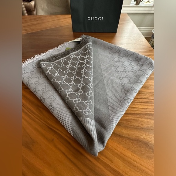SOLD Authentic Gucci Grey & Pearl Big Square Scarf Limited Edition From Italy - Picture 6 of 7